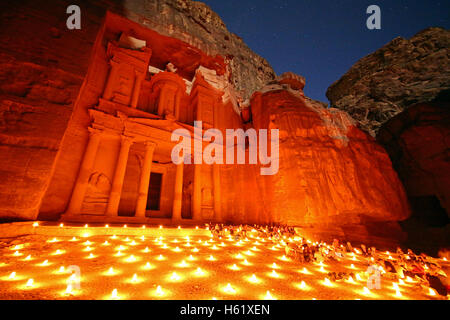 Blick auf die Treasury, Al-Khazneh, in der Nacht mit Kerzen, Petra, Jordanien Stockfoto