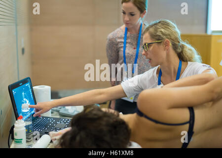 Die Teilnehmer erlernen neuer Ultraschall-Techniken auf medizinischen Kongress. Stockfoto