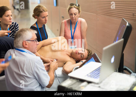 Die Teilnehmer erlernen neuer Ultraschall-Techniken auf medizinischen Kongress. Stockfoto