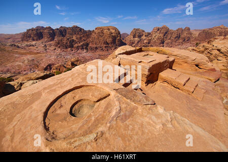 Der hohen Platz des Opfers mit Blick auf das Tal von der Felsenstadt Petra, Jordanien Stockfoto