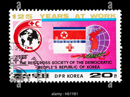 Briefmarke aus Nordkorea Darstellung die Fahnen des nordkoreanischen Roten Kreuzes, 125'-Jahr-Jubiläum. Stockfoto