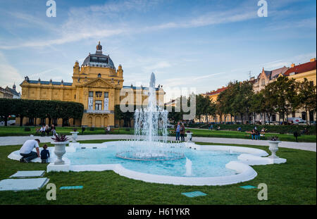 Kunstpavillon und König Tomislav-Platz, ein Park mit Brunnen, Zagreb, Kroatien Stockfoto