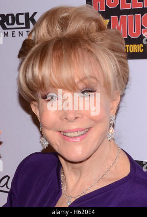 Barbara Eden kommt bei der 1. Roger Neal Style Hollywood Oscar anzeigen Jahresessen im The Hollywood-Museum im 28. Februar 2016 Stockfoto