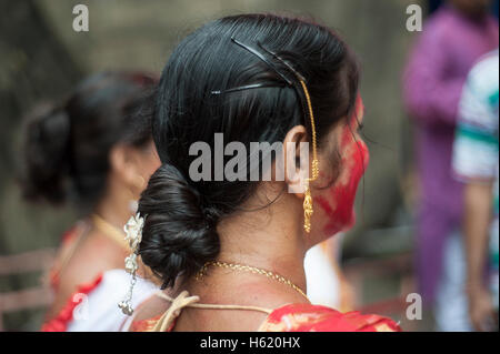 Sindoor Khela Bengali verheiratete Frauen in Bun Frisuren an Durga Puja West Bengal Kolkata Indien Stockfoto