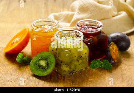 Gemischte Beeren und Konfitüren. Hausgemachte Konserven. Frische Beeren und Früchte Stockfoto