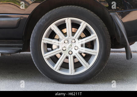 Sankt-Petersburg, Russland-15. Mai 2016: Range Rover Fahrzeugdetails, moderne Automobil Rad auf Leichtmetall-disc Stockfoto