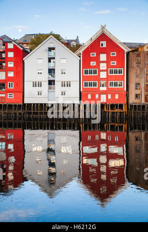 Bunte hölzerne Häuser in der Altstadt von Trondheim, Norwegen. Küste von Nidelva Fluss Stockfoto