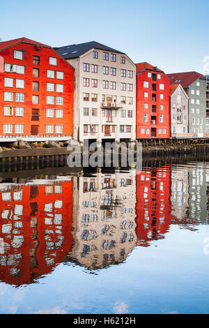 Bunte alte Holzhäuser stehen Fluss Nidelva. Trondheim, Norwegen Stockfoto