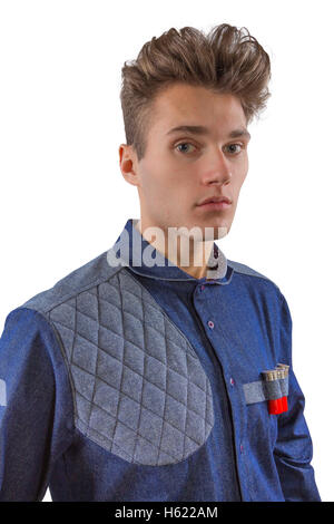 Junge blonde stilvollen Mann gekleidet in blaues Jeanshemd Jagd mit grauer Steppung und Gewehr-Patronen Stockfoto
