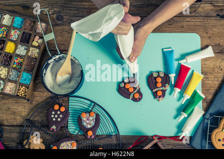 Frau lustigste Weihnachten Kuchen im Workshop auf Tisch dekorieren Stockfoto