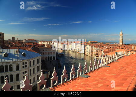 Dachterrasse des Luxus-Einkaufszentrum Fondaco dei Tedeschi in Venedig. Stockfoto