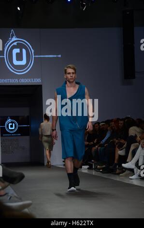 Athen, Griechenland. 22. Oktober 2016. Ein Model trägt eine Kreation von Dimitrios Ordoulidis-Mode-Designer. Zweiter Tag der 10. Athen Xclusive Designers Week Modeveranstaltung in Athen mit vielen griechischen Mode-Designer ihre Kreationen zu präsentieren. © George Panagakis/Pacific Press/Alamy Live-Nachrichten Stockfoto