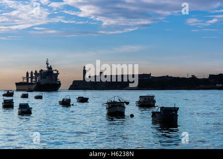 Bucht mit El Morro Schloß in Havanna, Kuba bei Sonnenuntergang. Stockfoto