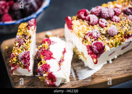 Sommer-süße behandeln, Semifreddo mit Waldfrüchten und Pistazien Stockfoto