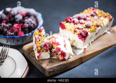 Sommer-süße behandeln, Semifreddo mit Waldfrüchten und Pistazien Stockfoto