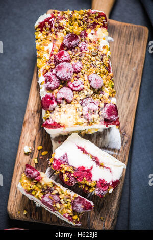 Sommer-süße behandeln, Semifreddo mit Waldfrüchten und Pistazien Stockfoto