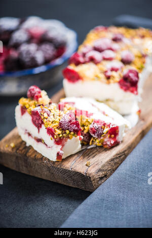 Sommer-süße behandeln, Semifreddo mit Waldfrüchten und Pistazien Stockfoto