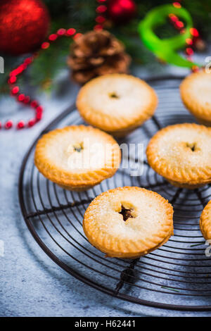 Traditionelle englische Hackfleisch Kuchen für Weihnachten am festlich gedeckten Tisch Stockfoto