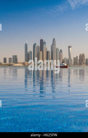 Blick vom Schwimmbad auf Dubai Marina an einem Sommertag, Vereinigte Arabische Emirate Stockfoto