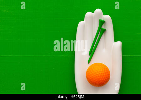 Detail der künstliche Hand mit Golf-Ausrüstungen - flach legen Fotografie Stockfoto