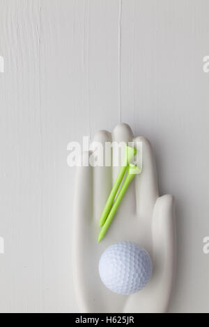 Detail der künstliche Hand mit Golf-Ausrüstungen - flach legen Fotografie Stockfoto