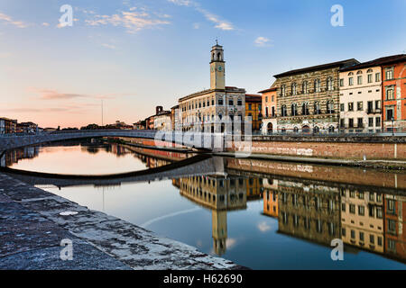 Farbenfrohe Wohnhäuser entlang Fluss Arno in der Innenstadt von Pisa - berühmte historische italienische Stadt. Stille Wasser von Arno Stockfoto