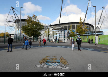 Eine Ansicht der Fans außerhalb der Etihad-Stadion in Manchester vor Manchester City gegen Southampton überein. Stockfoto