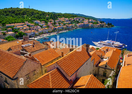 Blick von der Dachterrasse von der alten Stadt Korcula, Dächer, Häuser und Boote, in Dalmatien, Kroatien Stockfoto