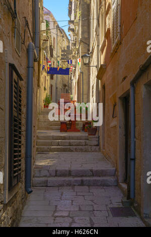 Eine Gasse in der alten Stadt Korcula in Dalmatien, Kroatien Stockfoto