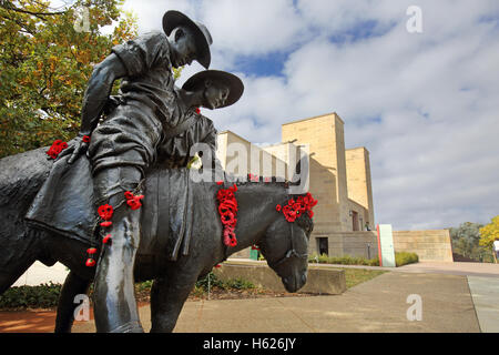 "Simpson und seinem Esel". Statue außerhalb der Australian War Memorial zum Gedenken an berühmte Bahre Träger während der Gallipol Stockfoto