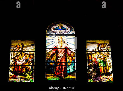 Glasfenster in der Basilica di Santa Margherita Italien Darstellung Jesus Predigt Stockfoto