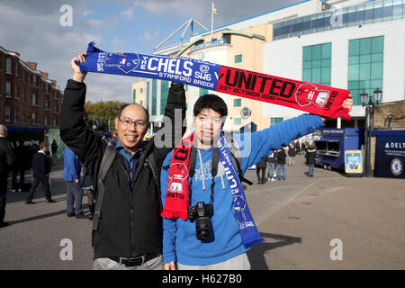 Fans halten einen Chelsea und Manchester United eine halbe Schal außerhalb Stamford Bridge vor dem Premier League-Spiel an der Stamford Bridge, London. Stockfoto