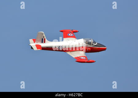 BAC Jet Provost T5A XW324 Tiefflug über Flugplatz Abingdon, Oxfordshire, Vereinigtes Königreich Stockfoto