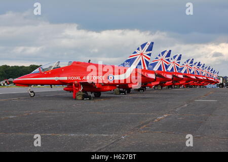 Die roten Pfeile BAE Systems Hawk T.1 Alle aufgereiht in Biggin Hill Air Show 2014, Großbritannien Stockfoto