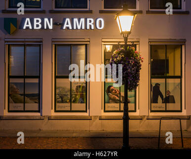 Zierikzee, Niederlande - 5. Oktober 2016: Vorderseite einer ABNAMRO Bank in Zierikzee in der Nacht, Zeeland, Niederlande. Stockfoto