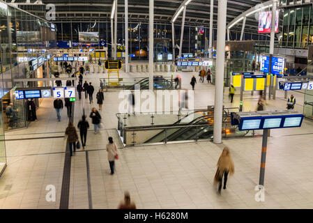 Utrecht, Niederlande - 12. Oktober 2016: Zentrale Halle NS Central Railway Station Utrecht mit Wander- und wartenden Menschen, Stockfoto