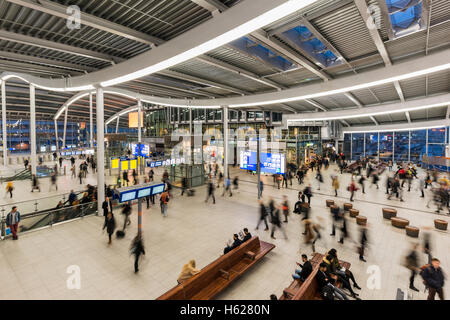 Utrecht, Niederlande - 12. Oktober 2016: Zentrale Halle NS Central Railway Station Utrecht mit Wander- und wartenden Menschen, Stockfoto