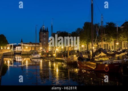 Zierikzee, Niederlande - 5. Oktober 2016: Hafen mit alten Schiffen und Zuidhavenpoort in der Nacht an der Oude Haven in Zierikzee. Stockfoto