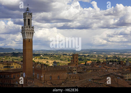 Der Palazzo Pubblico und den Torre del Mangia, gesehen aus der "Facciatone" Duomo Nuovo, Siena, Toskana, Italien Stockfoto