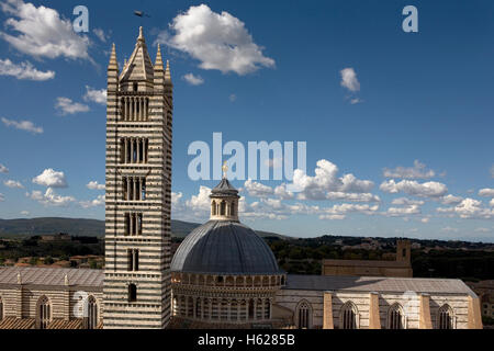 Der Campanile und die Kuppel des Doms von Siena, gesehen aus der "Facciatone" Duomo Nuovo, Siena, Toskana, Italien Stockfoto