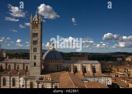 Der Campanile und die Kuppel des Doms von Siena, gesehen aus der "Facciatone" Duomo Nuovo, Siena, Toskana, Italien Stockfoto