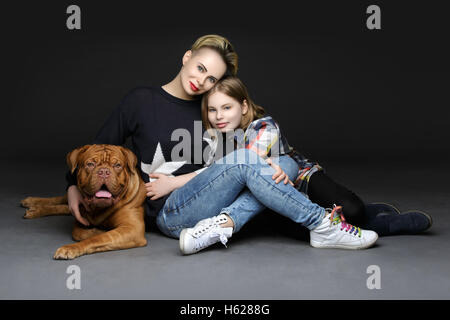 Mädchen mit großen braunen Hund Stockfoto