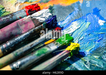 Alt-Palette und Pinsel Stockfoto