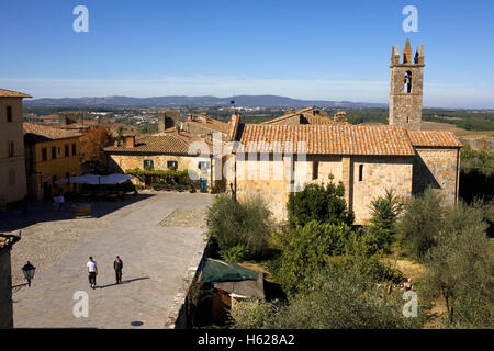 Der Hauptplatz (Piazza Roma) und die Kirche von Santa Maria, Monteriggioni, Provinz Siena, Toskana, Italien, von der Stadtmauer Stockfoto