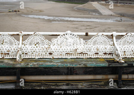 alten Sitzgelegenheiten auf North Pier, Blackpool, Lancashire, UK Stockfoto