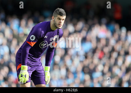 Southampton Torhüter Fraser Forster während der Premier-League-Spiel im Etihad Stadium Manchester. PRESSEVERBAND Foto. Bild Datum: Sonntag, 23. Oktober 2016. Finden Sie unter PA Geschichte Fußball Manchester City. Bildnachweis sollte lauten: Martin Rickett/PA Wire. Einschränkungen: EDITORIAL verwenden nur keine unbefugten Audio, Video, Daten, Spielpläne, Verbandsliga/Logos oder "live"-Dienste. Im Spiel Onlinenutzung beschränkt auf 75 Bilder, keine video Emulation. Keine Verwendung in Wetten, Spiele oder Vereinsspieler/Liga/Einzelpublikationen. Stockfoto