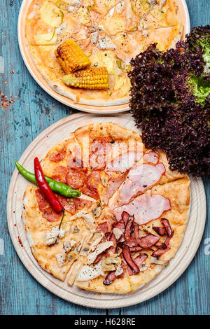 Pizza mit Rindfleisch und geröstete Paprika mit Aubergine Stockfoto