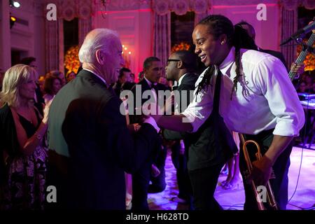US-Vizepräsident Joe Biden begrüßt Trompeter Lance Powlis mit Janelle Monae Band nach einem Auftritt bei der State Dinner für koreanische Präsident Lee Myung-Bak die White House State Dining Room 13. Oktober 2011 in Washington, DC. Stockfoto