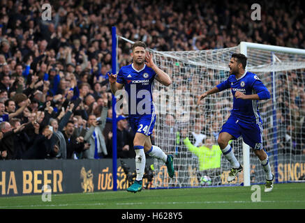 Chelseas Gary Cahill feiert Tor seiner Mannschaft zweite des Spiels während der Premier-League-Spiel an der Stamford Bridge, London. Stockfoto