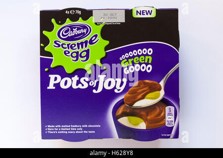 Cadbury Screme Ei Pots of Joy grün Goooo für Halloween isoliert auf weißem Hintergrund Stockfoto